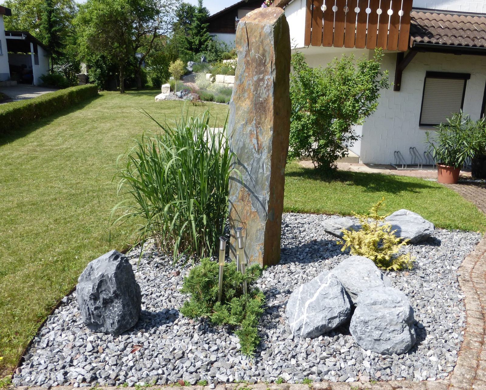 Steingarten mit Basaltfindlingen und Schieferstele