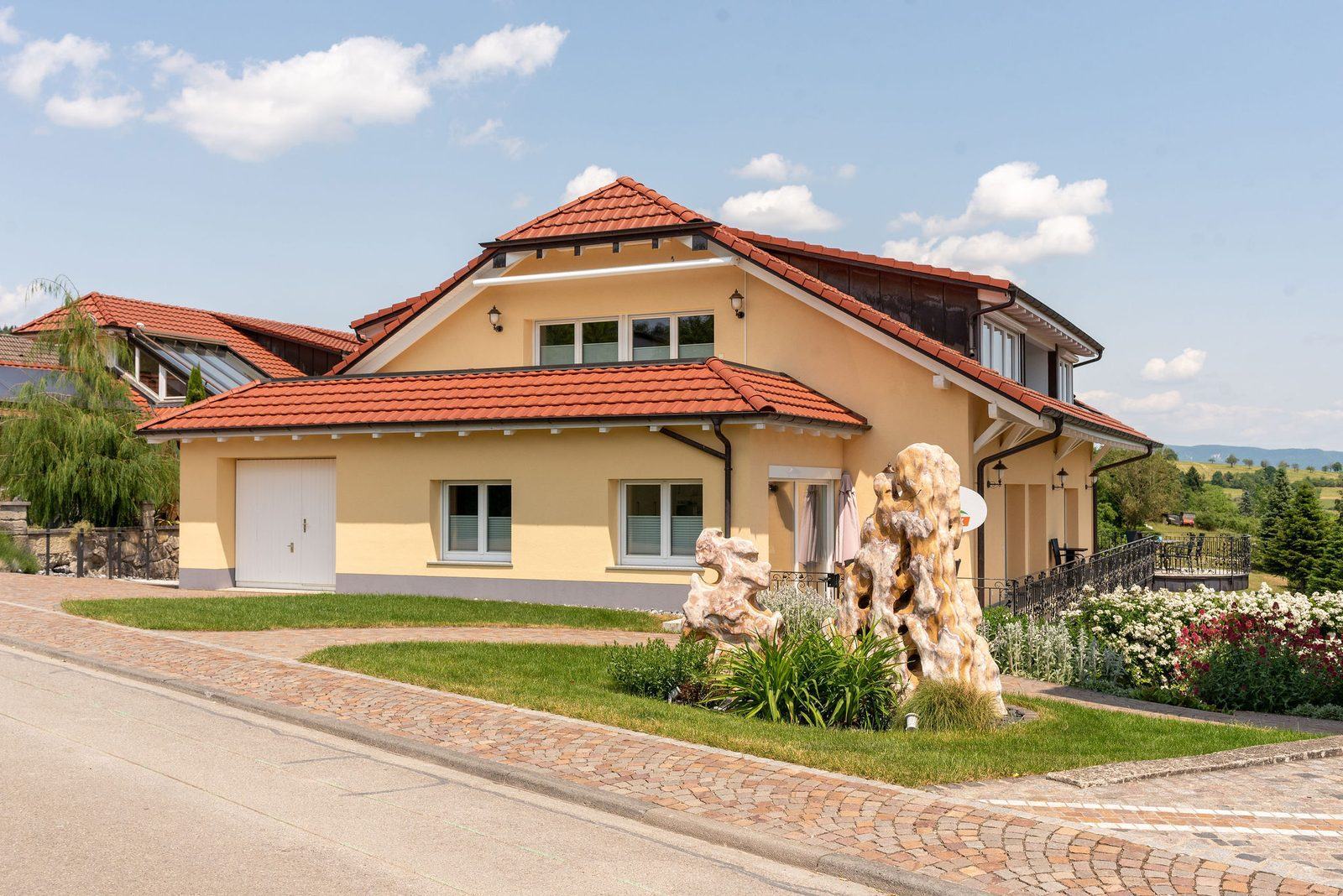 Nachher: Zufahrt mit Findlingen