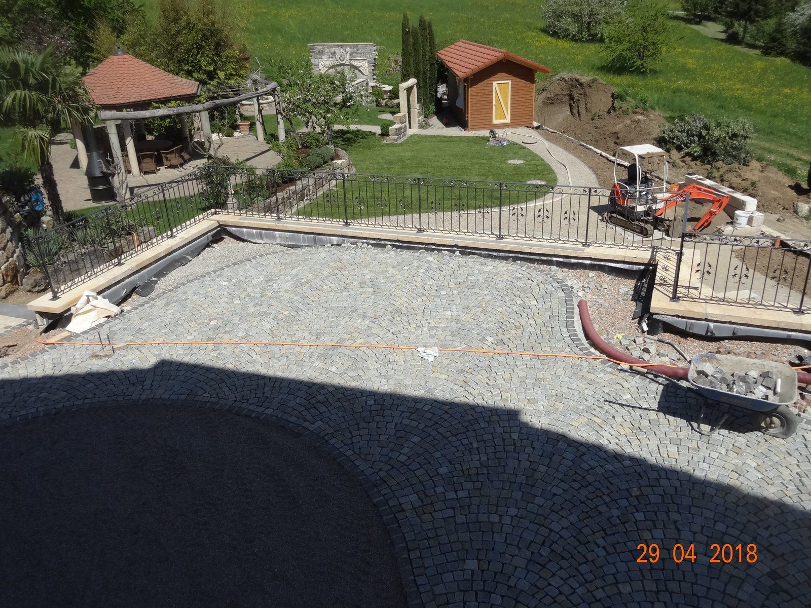 Vorher: Terrasse im Bau von oben