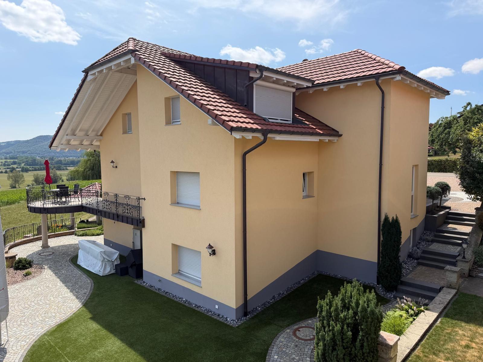 Nachher: fertiges Haus mit Terrasse