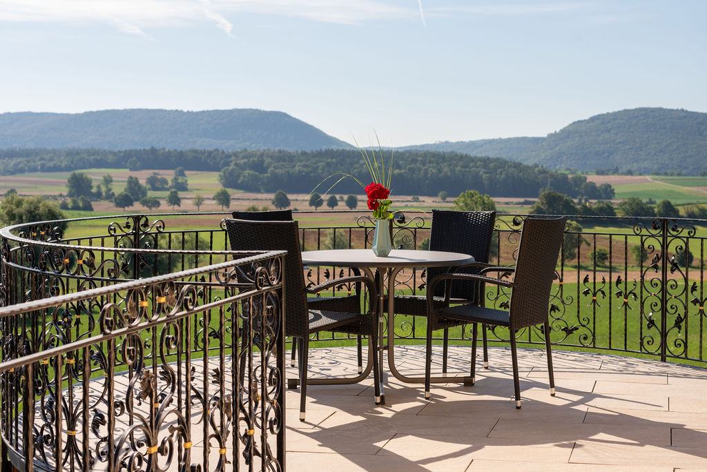Balkon mit Panoramablick über den Klettgau