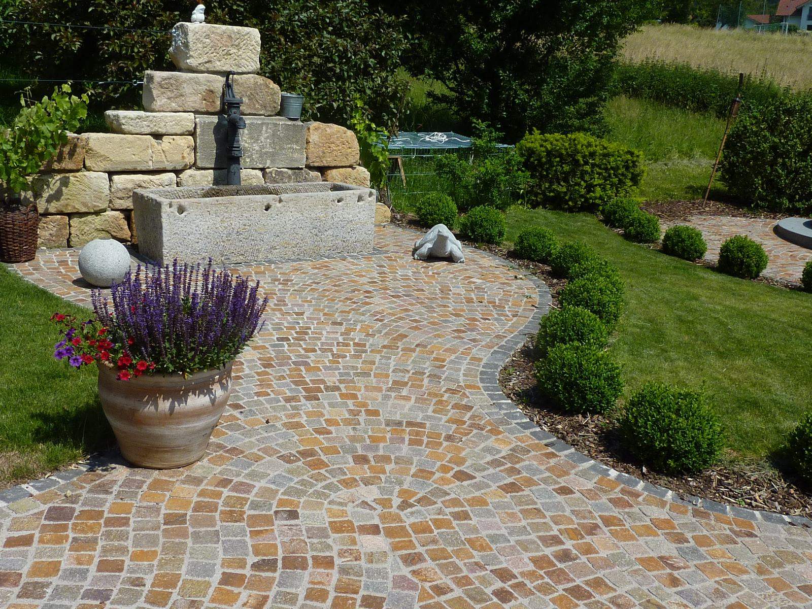 Rundes Pflastermosaik mit Brunnen