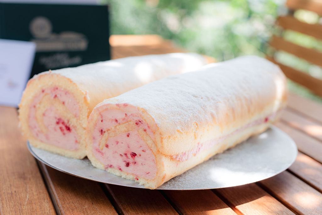 Biskuitrolle mit Beerenfüllung