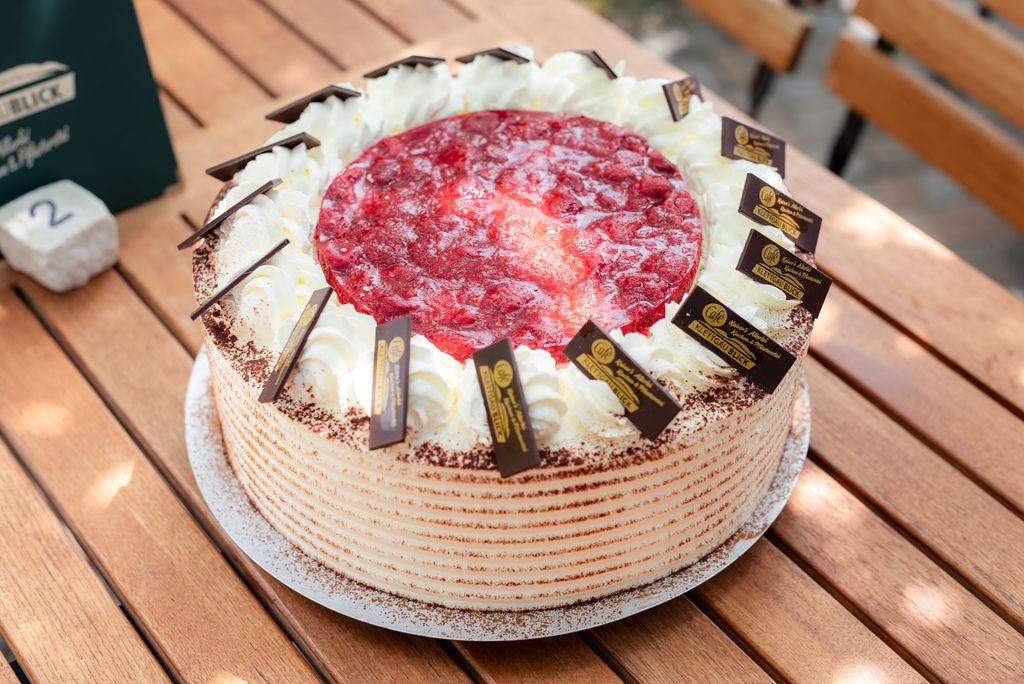 Erdbeertorte mit Schokoladen-Etikett im Café Klettgaublick