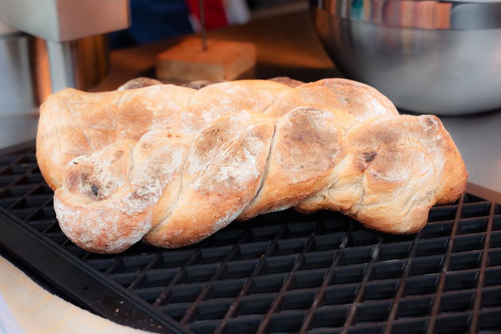 Frisches Brot im Brotkorb