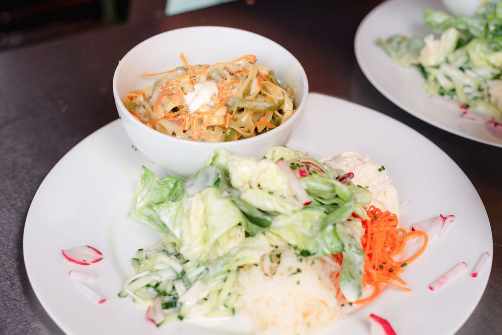 Salatteller mit Nudelsalat im Café