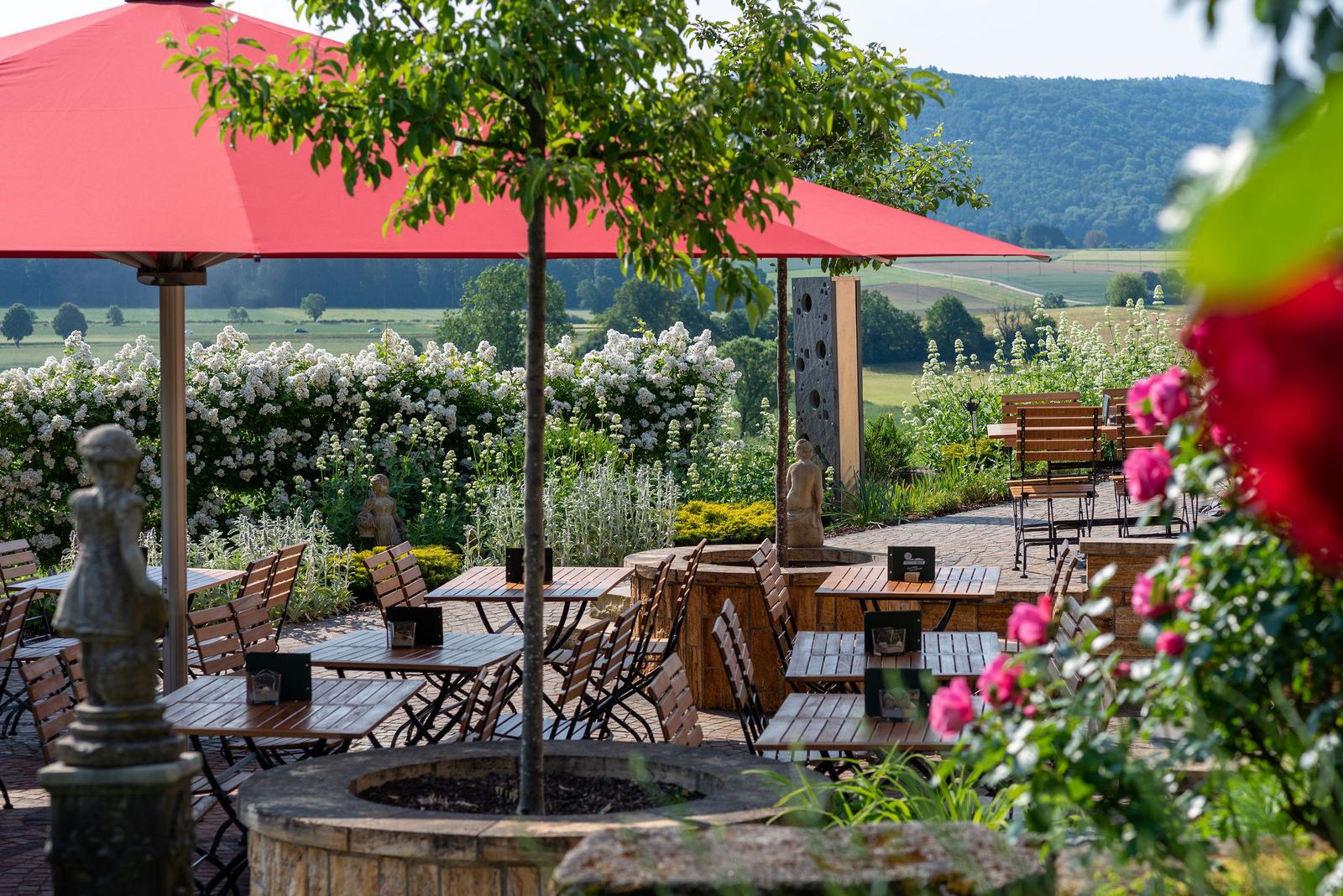 Café-Terrasse mit Sonnenschirmen und Weitblick ins Klettgau