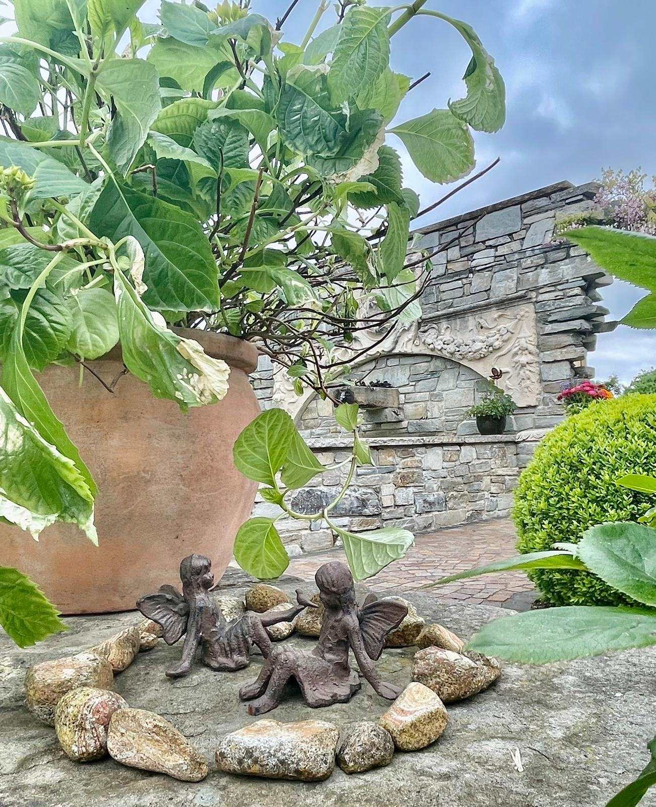 Feenfiguren-Skulptur im Blumentopf