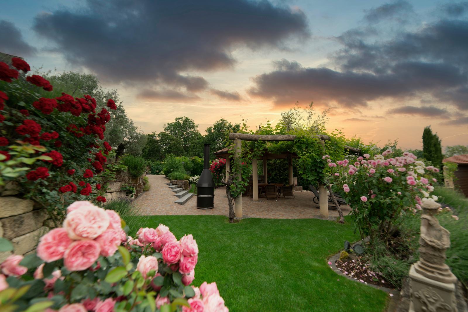 Gartenanlage im Sonnenuntergang