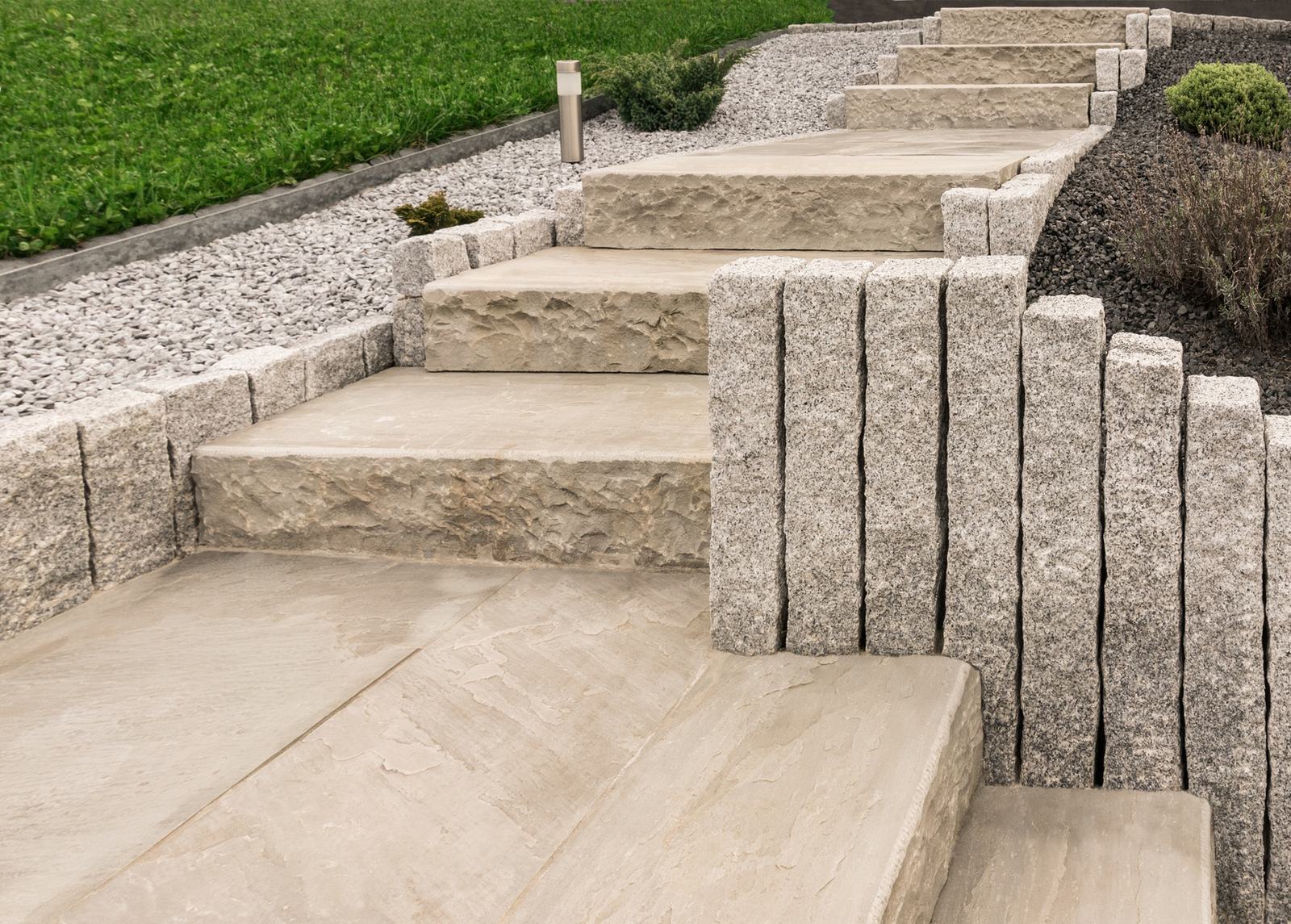 Granitstelen-Treppe mit Handlauf am Hang