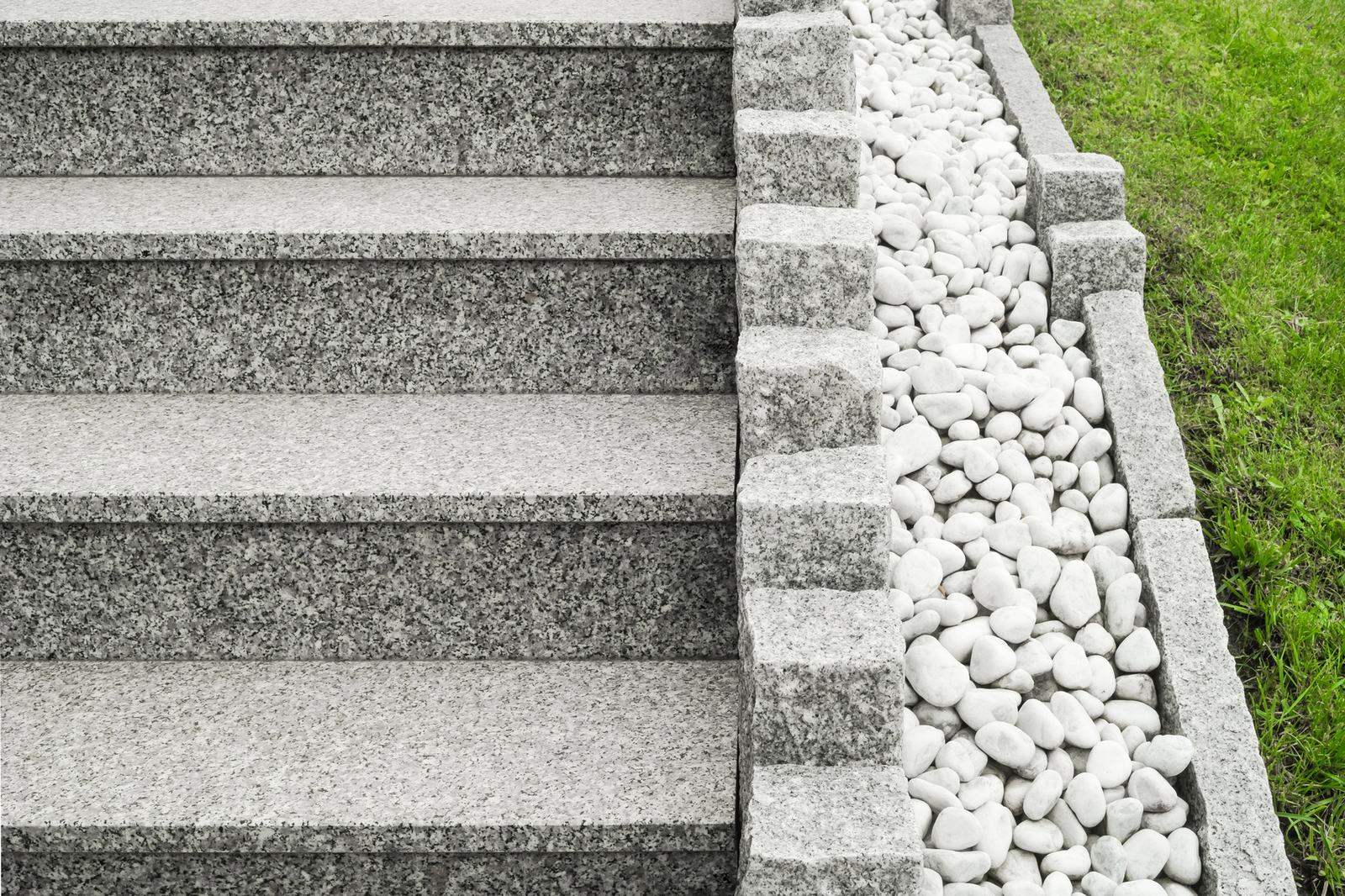 Granittreppe mit Stelen-Geländer im Vorgarten