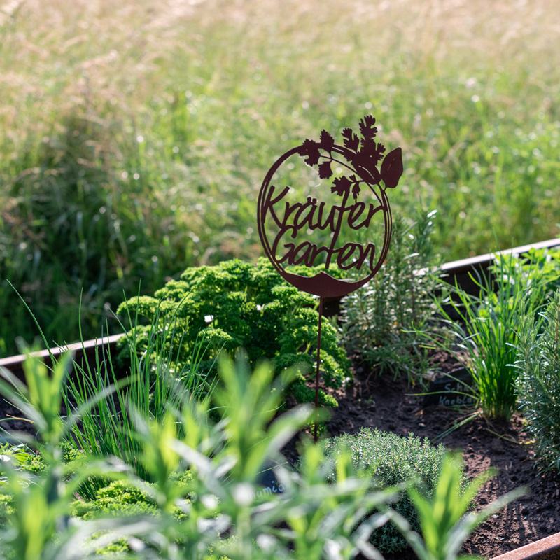 Kräutergarten-Schild im Beet