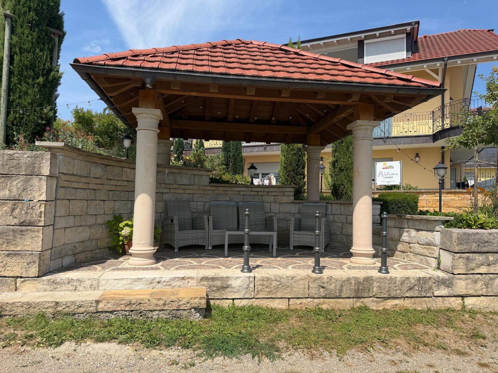 Pavillon mit Loungemöbeln im Garten