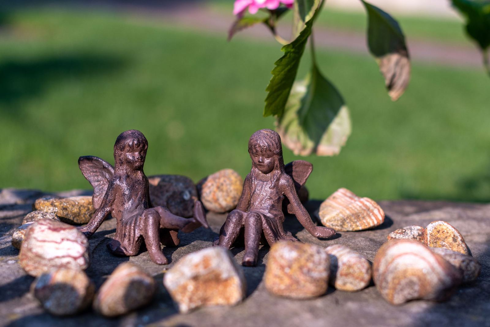 Feenfiguren-Deko im Blumenbeet