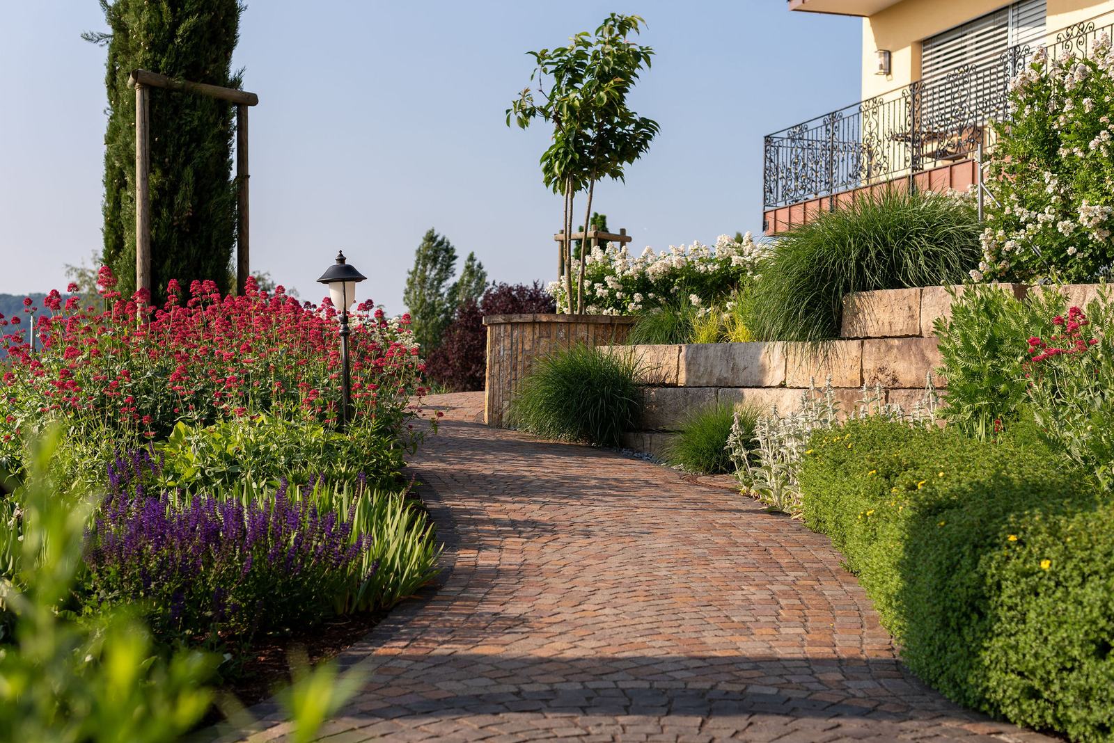 Gartenweg mit Blumenkübeln