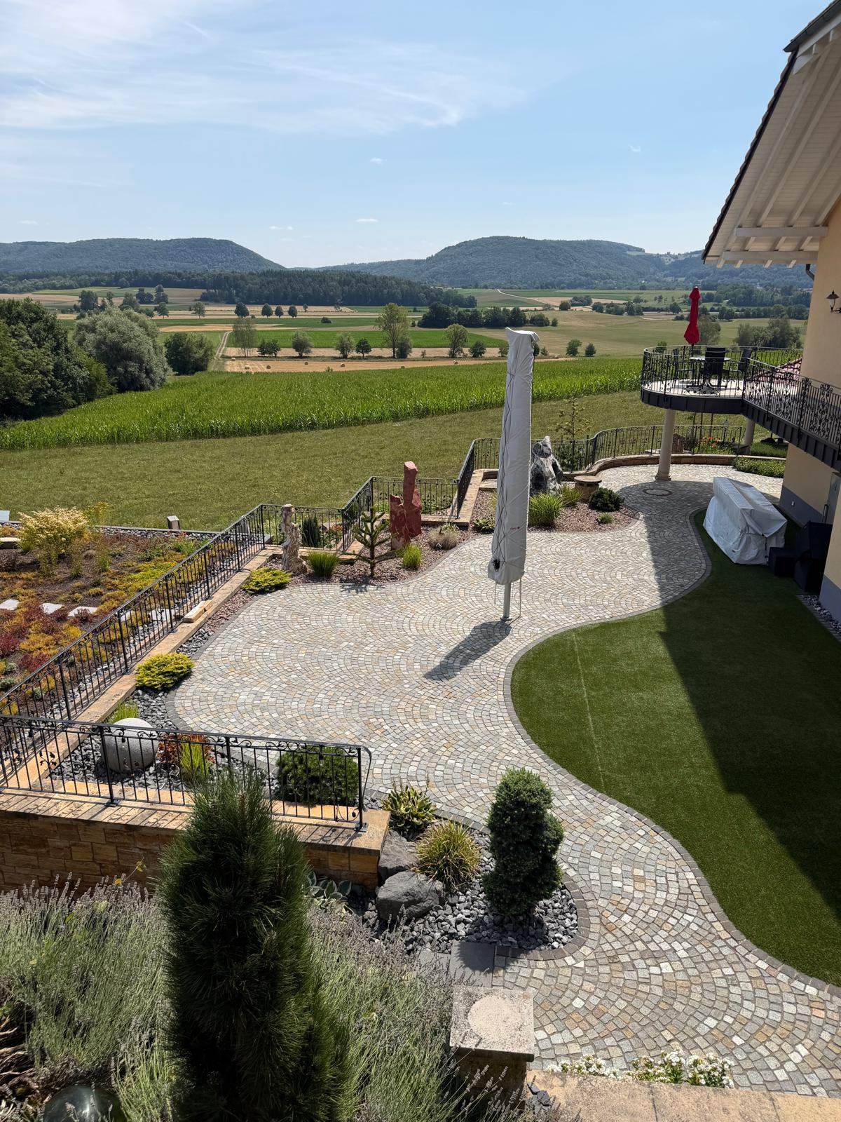 Terrassengarten mit Panoramablick ins Tal