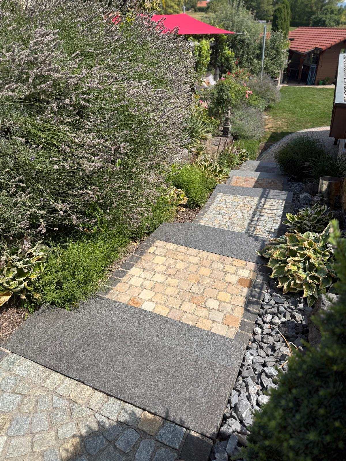 Terrassenstufen aus verschiedenen Belägen