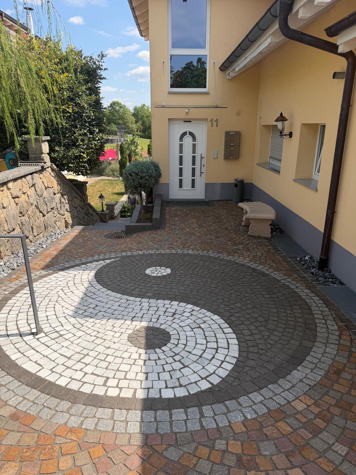 Yin-Yang-Pflastermosaik vor der Haustür