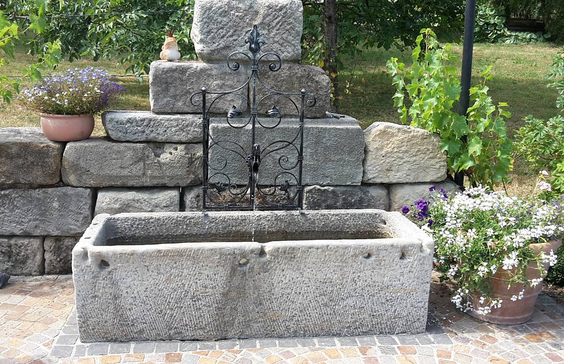 Natursteinbrunnen