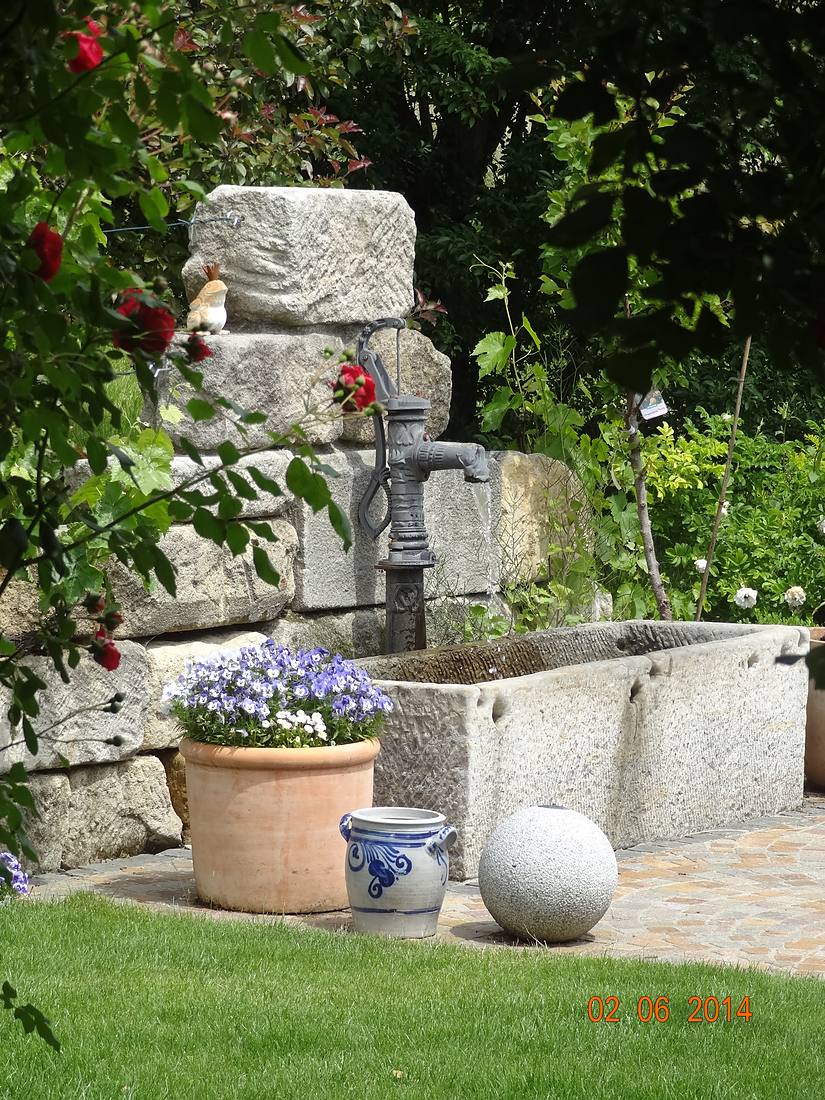 Natursteinbrunnen