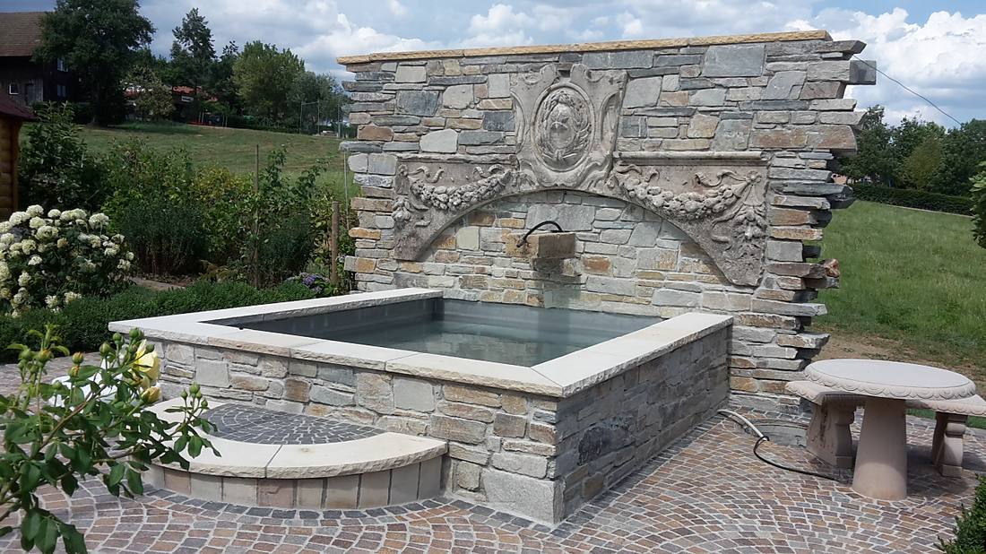Natursteinbrunnen