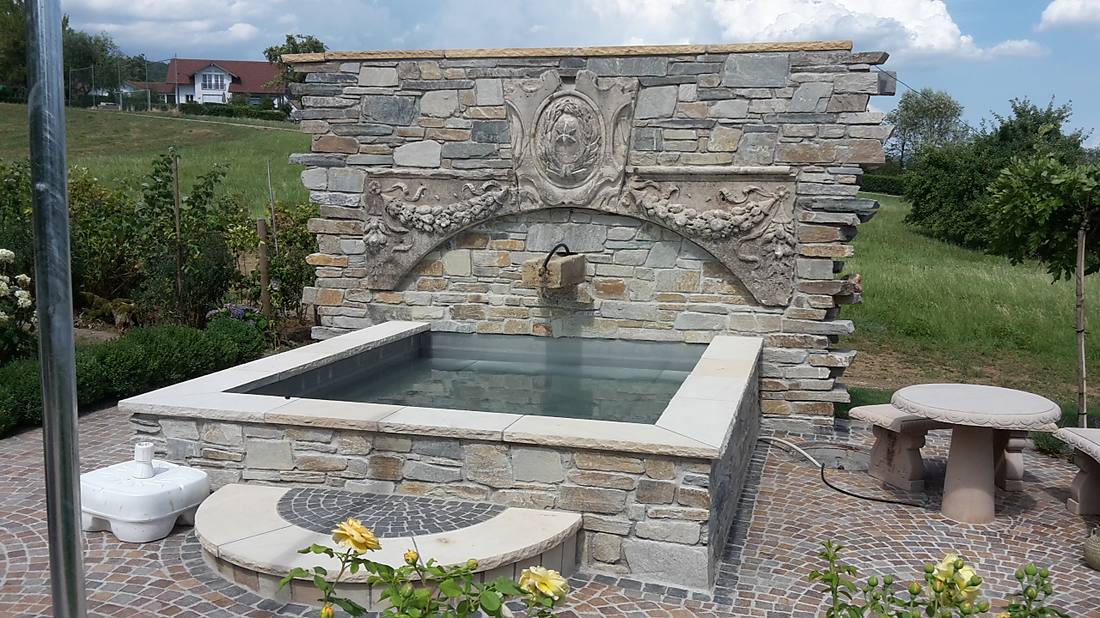 Natursteinbrunnen
