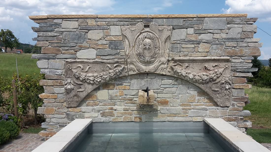Natursteinbrunnen