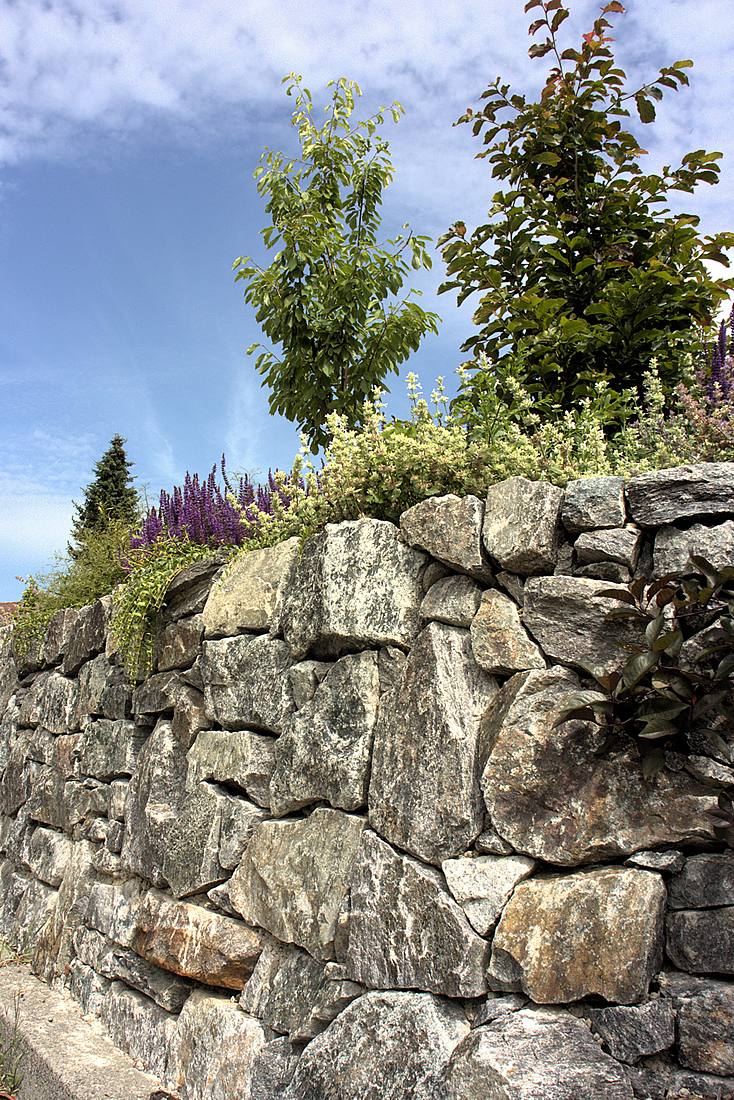 Natursteinmauer von KAISER