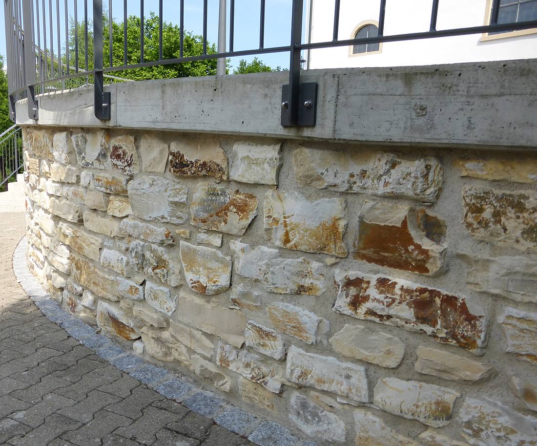 Natursteinmauer von KAISER