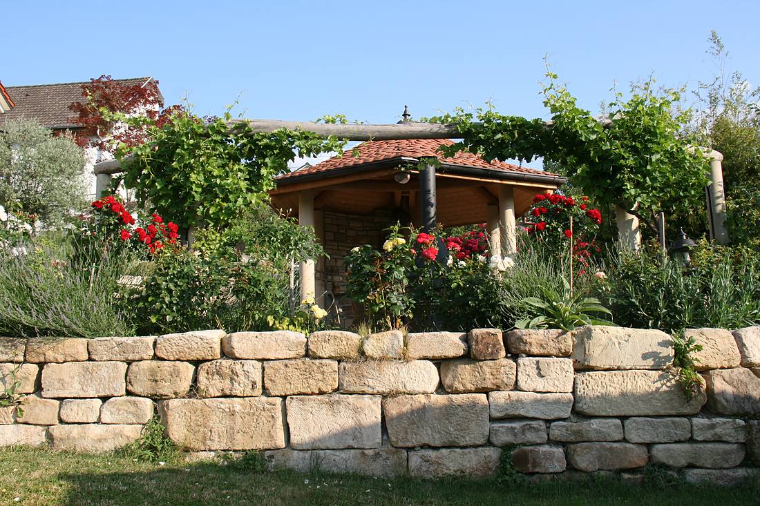 Natursteinmauer von KAISER