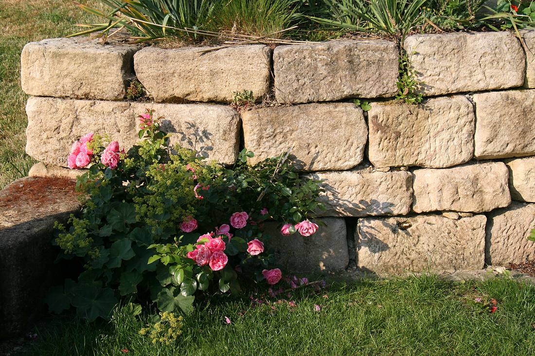 Natursteinmauer von KAISER