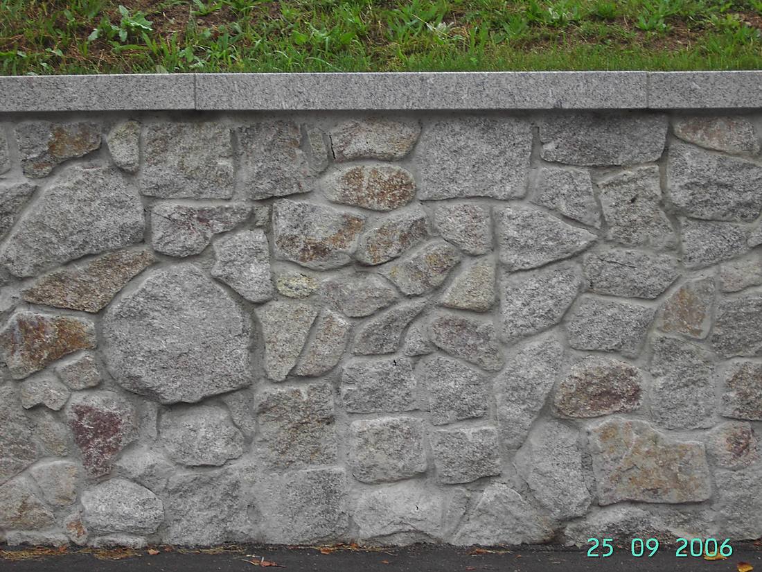 Natursteinmauer von KAISER