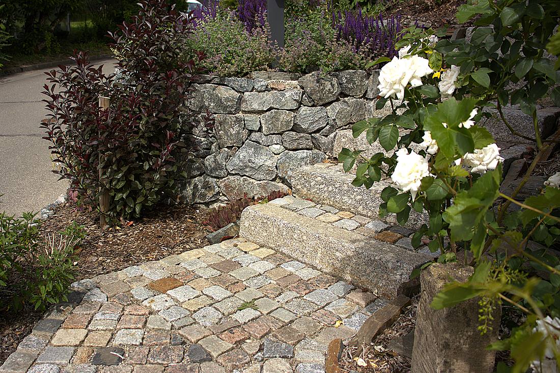 Naturstein-Treppe / Stele