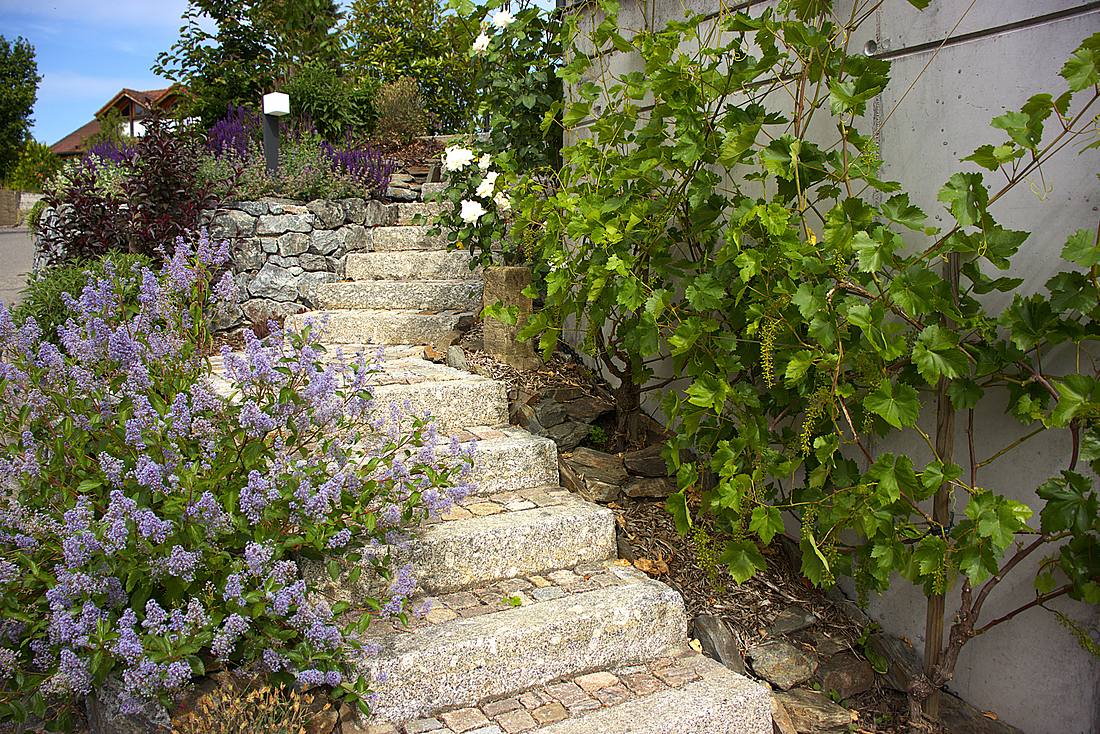 Naturstein-Treppe / Stele