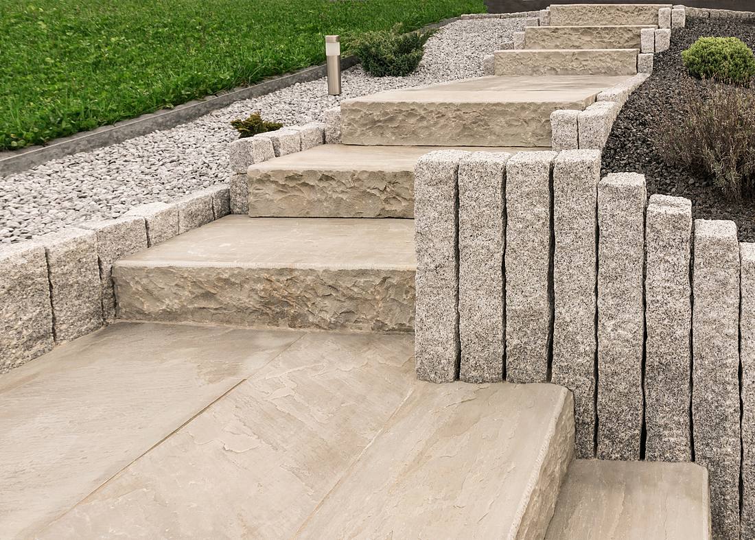 Naturstein-Treppe / Stele