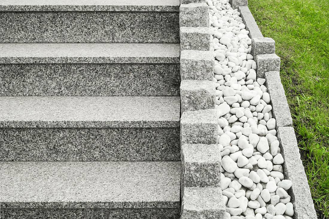 Naturstein-Treppe / Stele