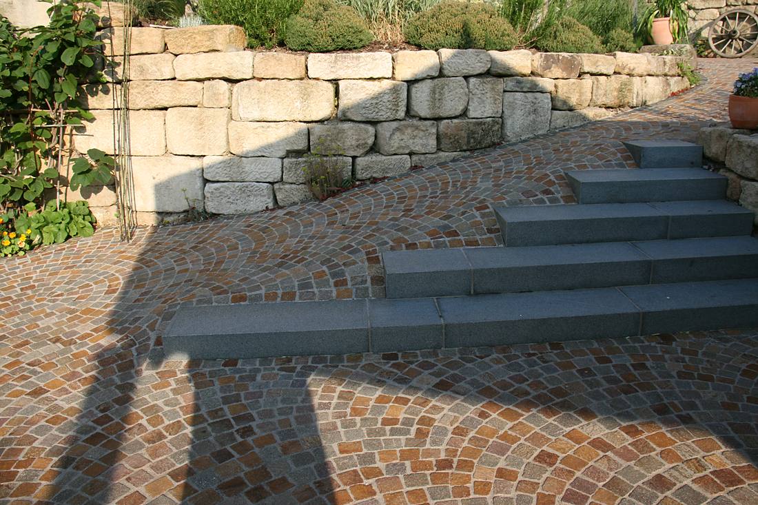 Naturstein-Treppe / Stele