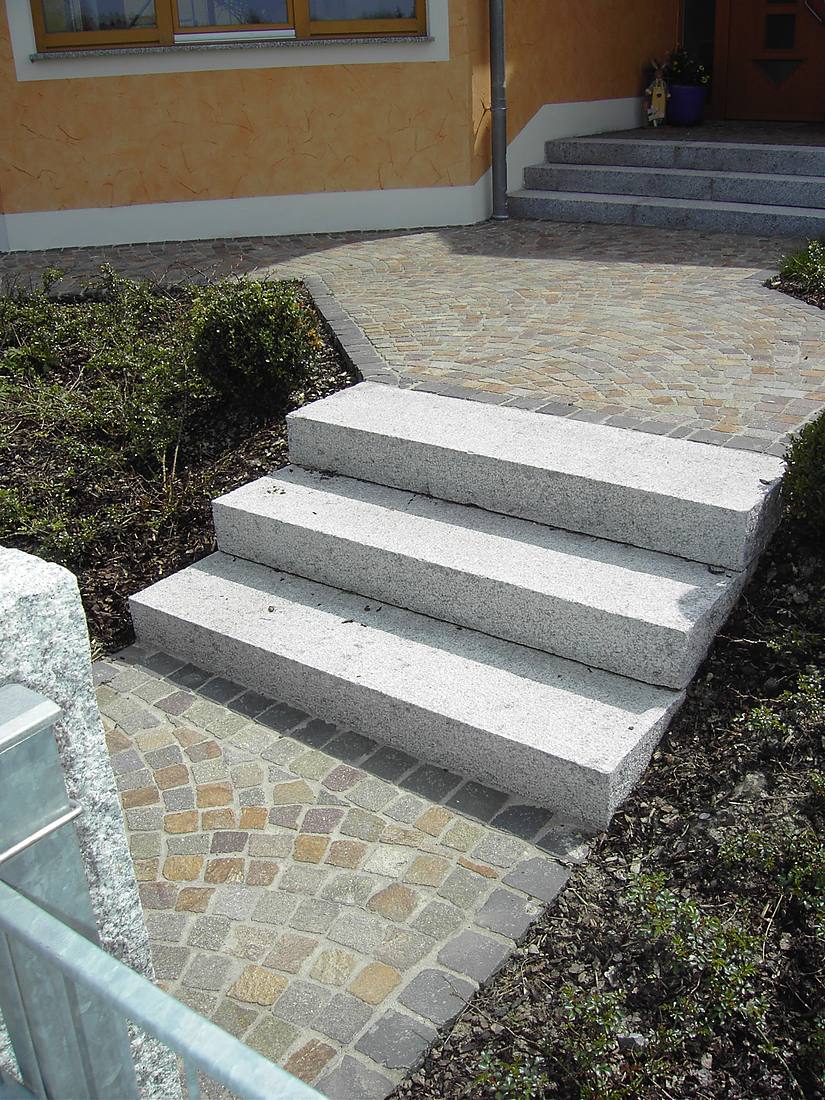 Naturstein-Treppe / Stele