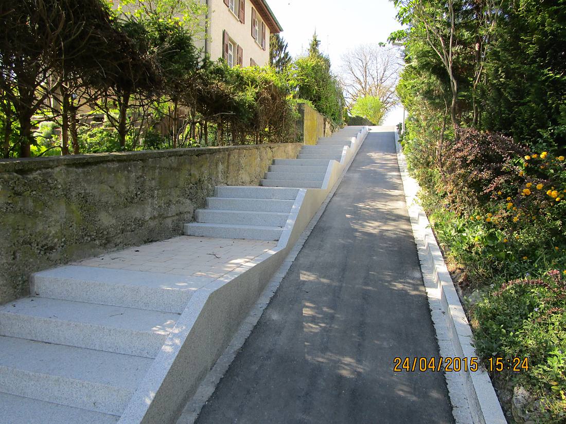 Naturstein-Treppe / Stele