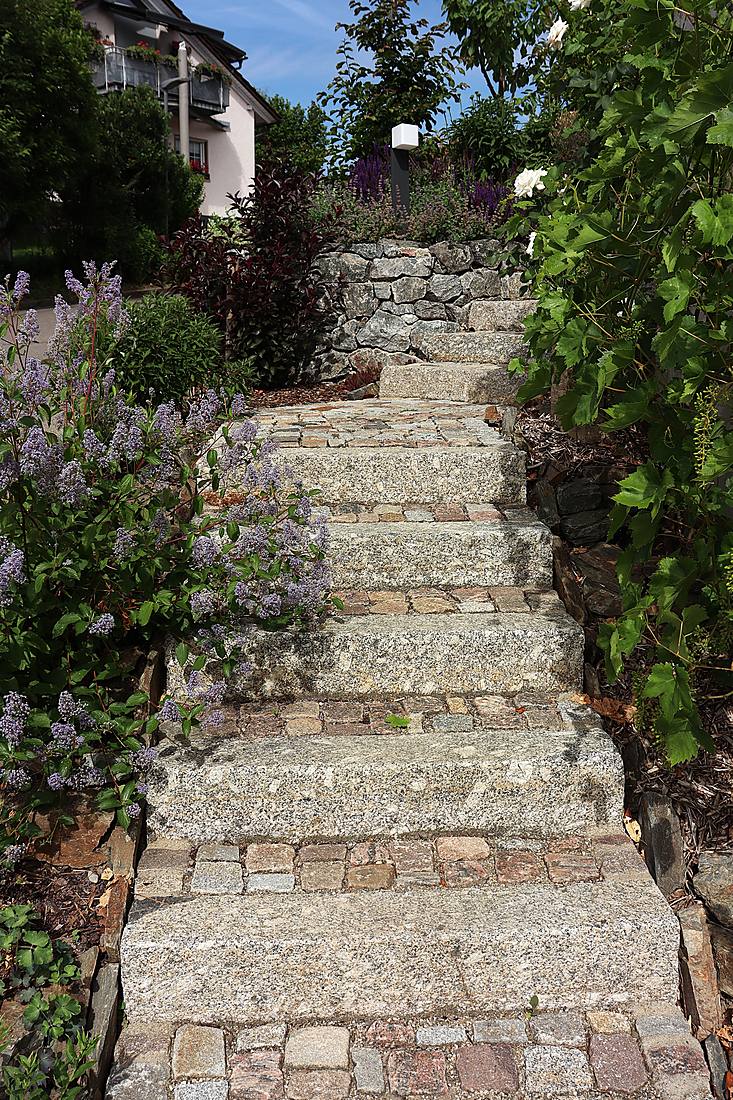Naturstein-Treppe / Stele