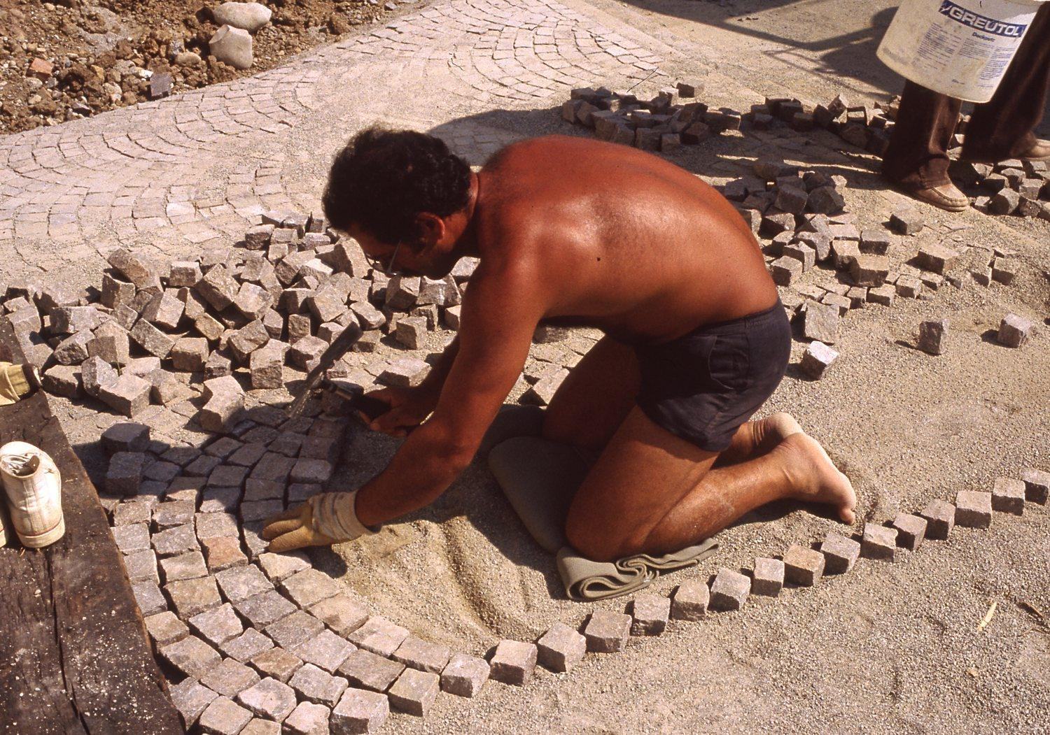 1983: Bogenpflaster wird von Hand verlegt