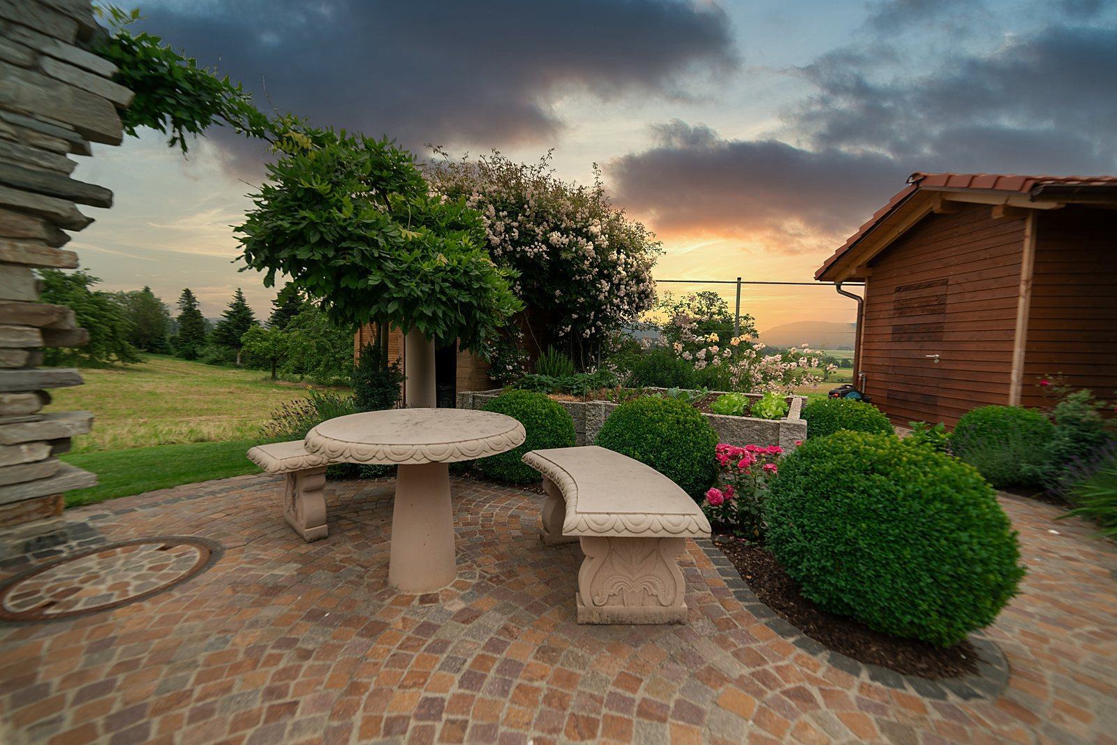 Steinbank im Garten