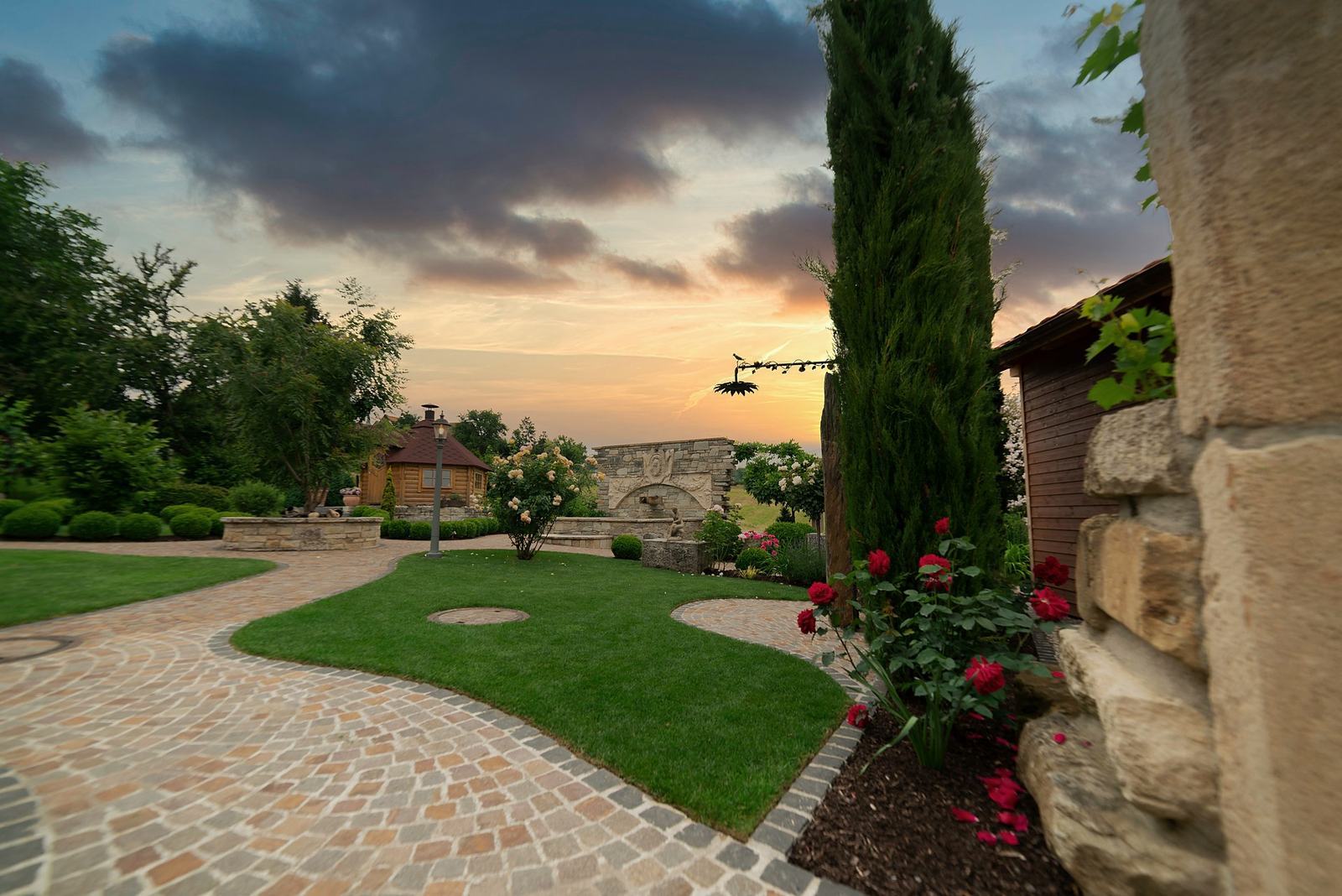 Garten im Sonnenuntergang