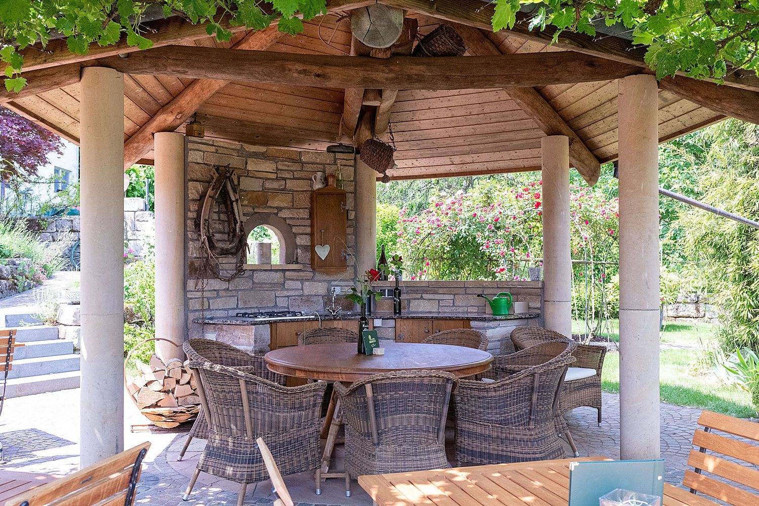 Café Klettgaublick – überdachter Sitzplatz im Sommergarten