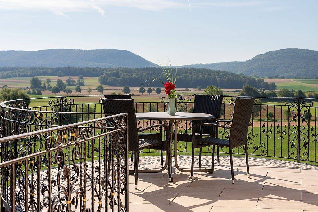 Balkon einer Ferienwohnung mit Aussicht