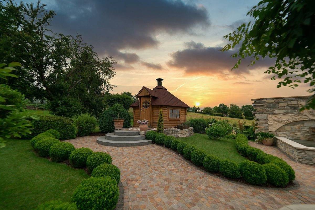 Sommergarten im Sonnenuntergang