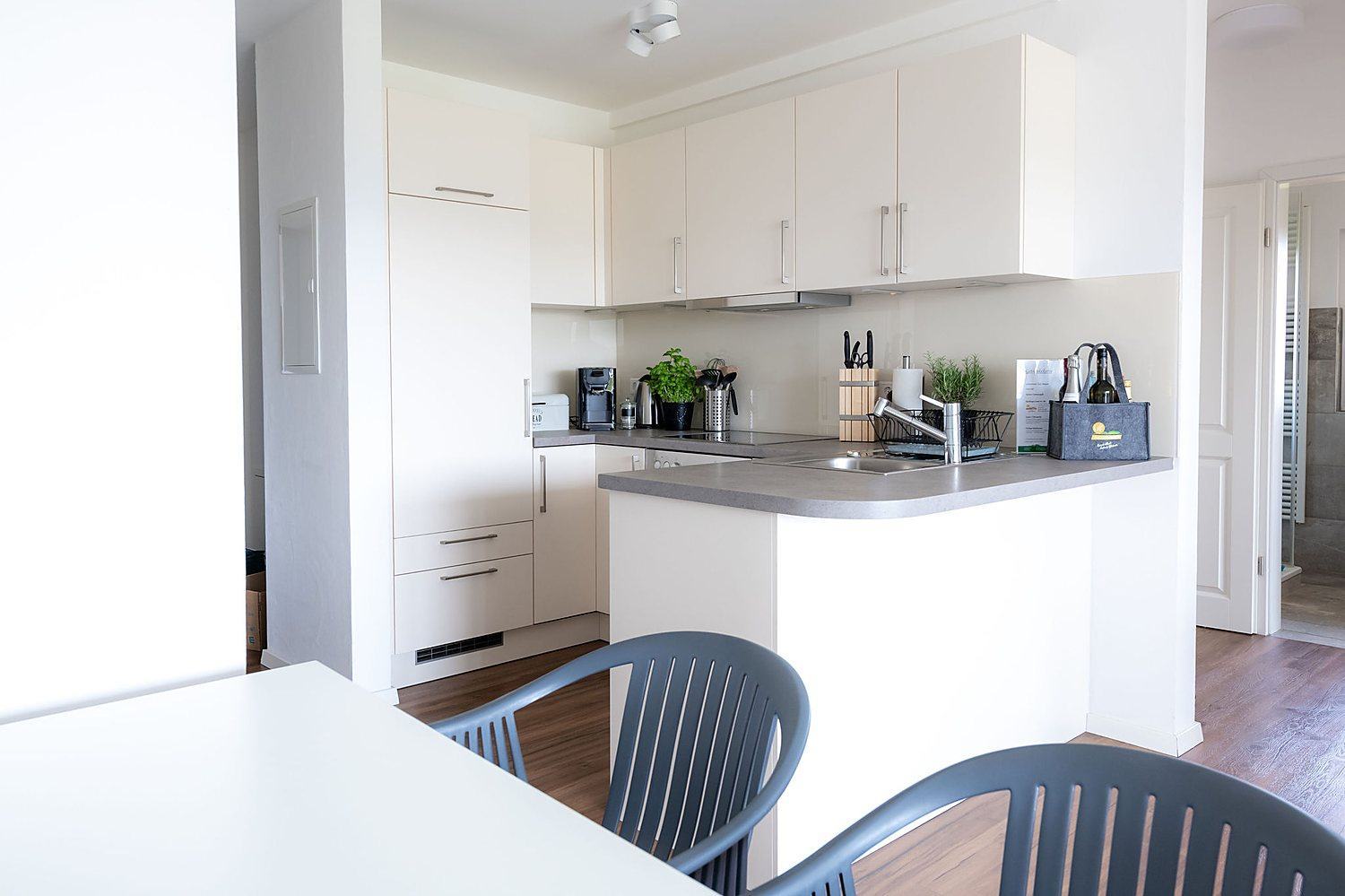 Küche der Ferienwohnung mit Willkommensgruß