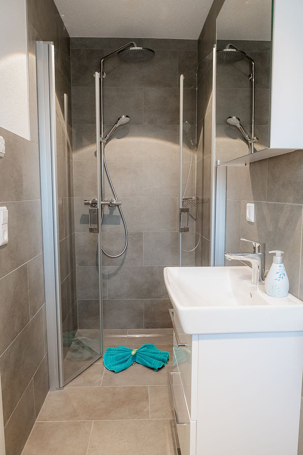 Essplatz mit Panoramafenster in der Ferienwohnung