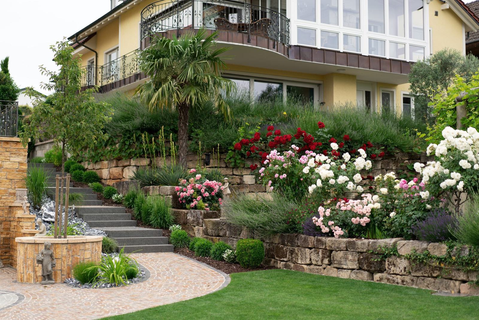 Terrassierter Rosengarten mit Balkon