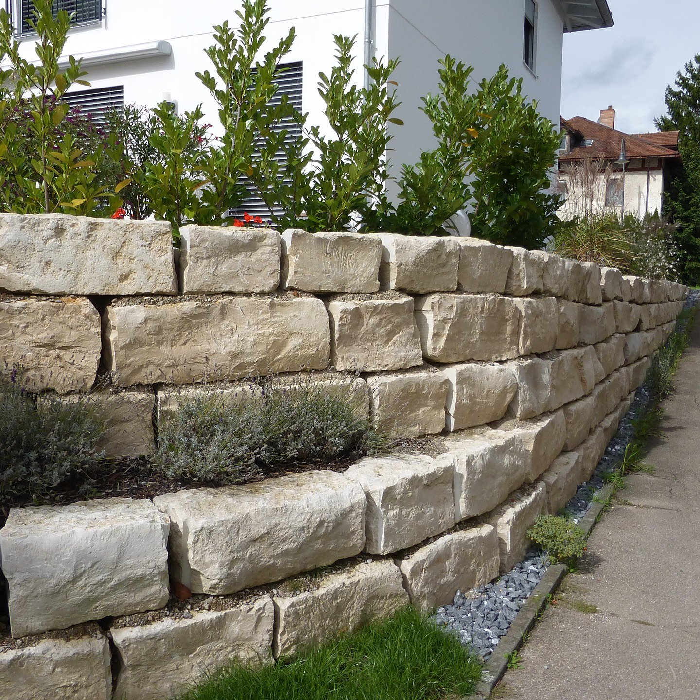 Natursteinmauer am Hof